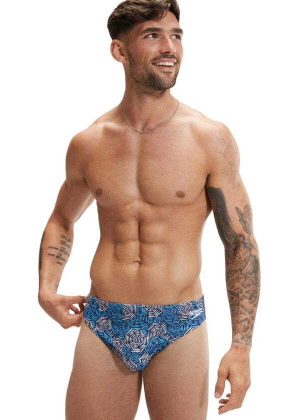Muž s úsměvem a pohledem doleva Speedo 5 cm Escape kalhotky - modré / bílé