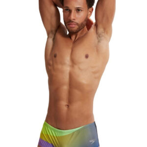 Mężczyzna ubrany Speedo Majtki Allover Digi 14 cm - czarne/fioletowe z rękoma złożonymi na head